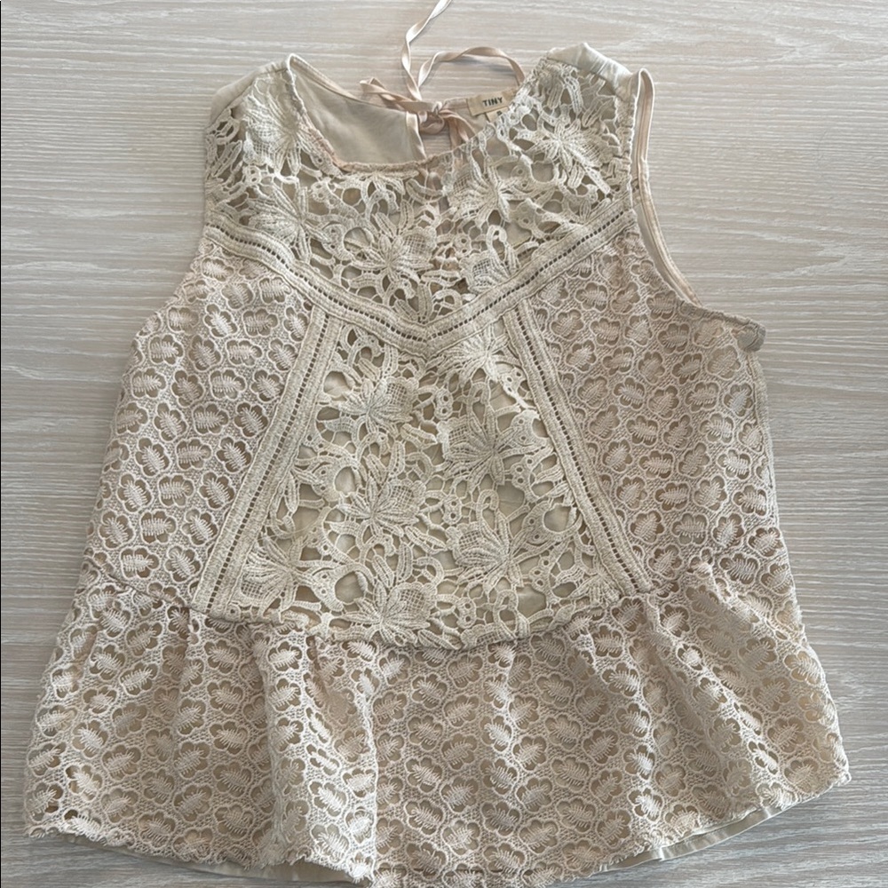 Elegant Lace Sleeveless Top